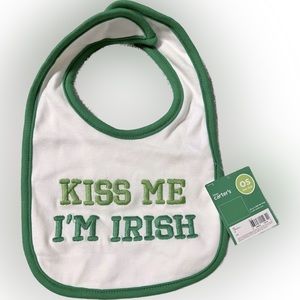 💥NWT Carters Bib “Kiss Me I’m Irish” Velcro Closure Embroidery Infant Toddler